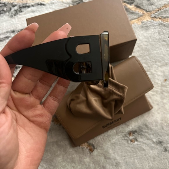 Burberry sunglasses - Picture 4 of 8
